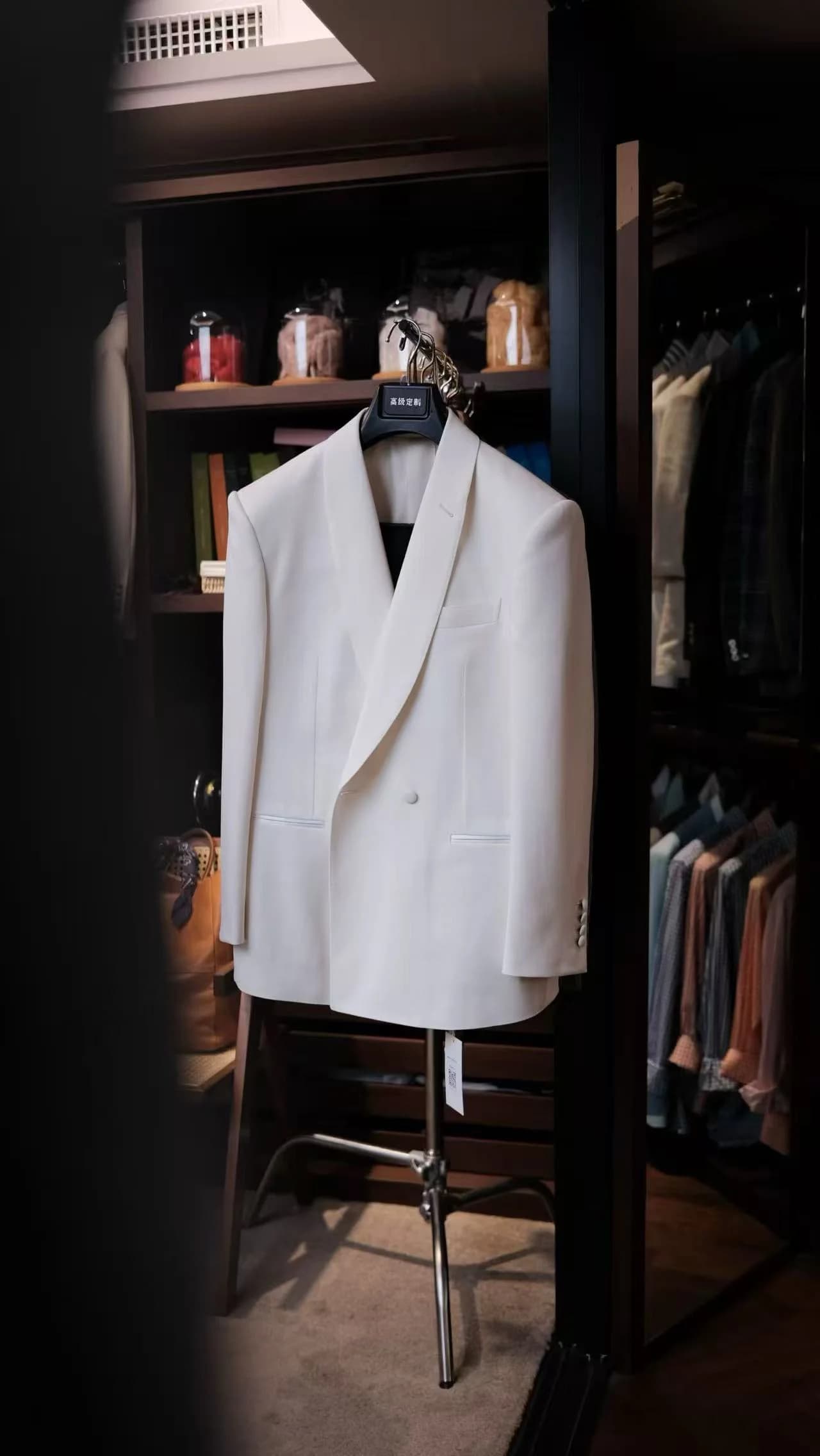 衣架上的雅元白色礼服西装